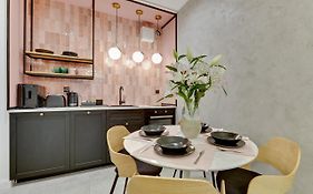 Aura III Apartments & Free Parking By Downtown Apartments